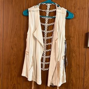 Small BKE Boutique cream vest